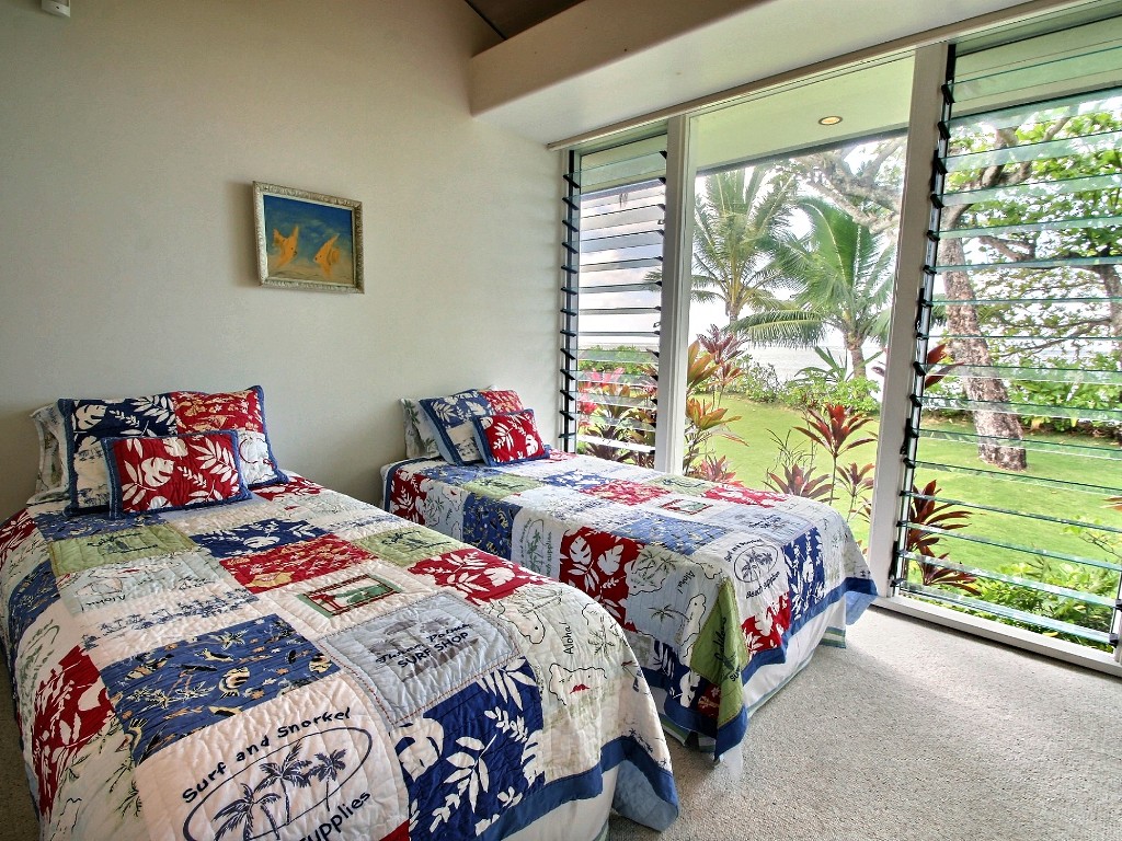 p_76-Princeville-Vacations.AniniBeachFront.guestroom
