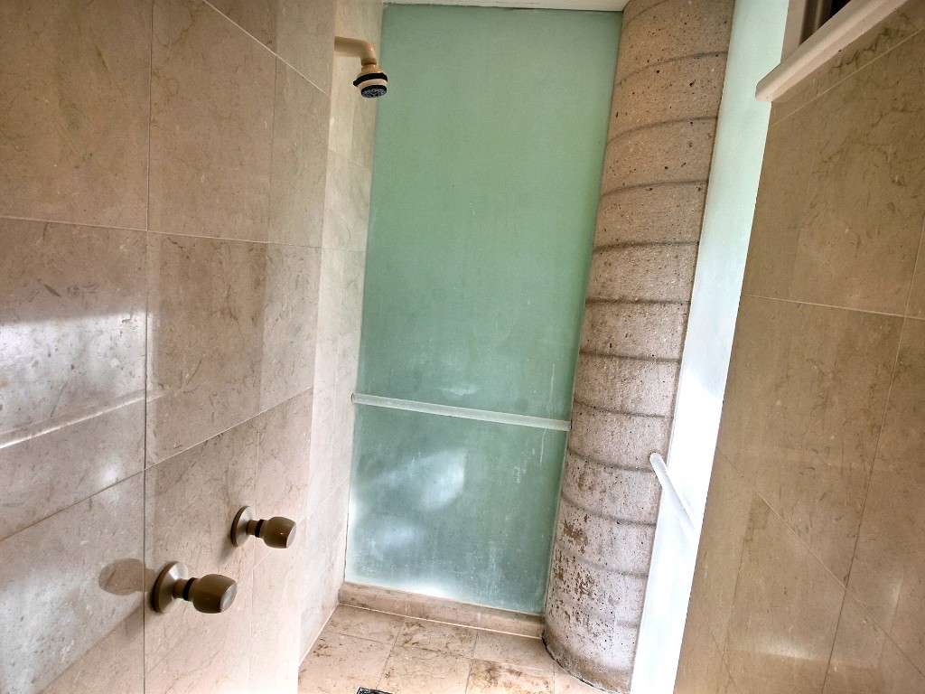 p_76-Princeville-Vacations.AniniBeachFront.shower
